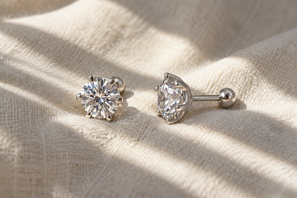 
מבט קדמי ואחורי על עגילי כסף 925 צמודים משובצי מואסנייט עגולים עם סוגר כדורי בציפוי זהב לבן 18 קראט