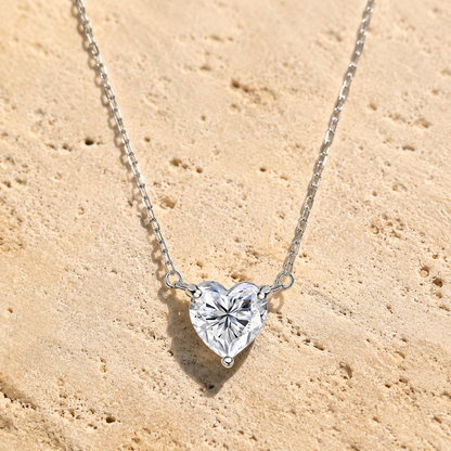 
מבט קדמי על שרשרת כסף 925 משובצת מואסנייט Celeste בחיתוך לב בציפוי זהב לבן 18 קראט