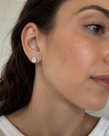 
עגילי כסף 925 צמודים משובצי מואסנייט בחיתוך טיפה בציפוי זהב לבן 18 קראט על האוזן
